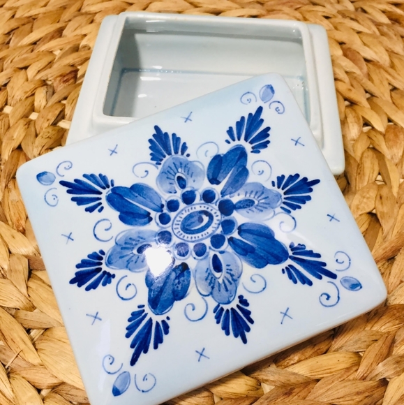 Rare, porcelain box.  Excellent condition.  Check - Picture 3 of 12